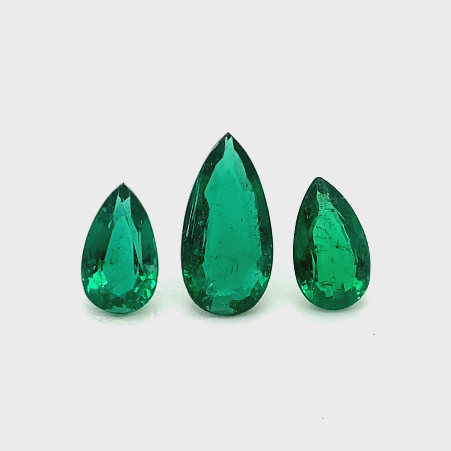 14.20x7.20x4.00mm Pear-shaped Emerald (1 pc 2.61 ct)